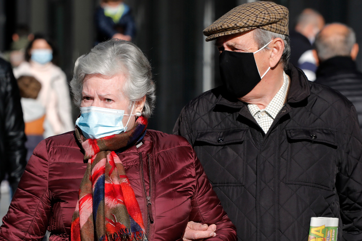 Ancianos con mascarilla